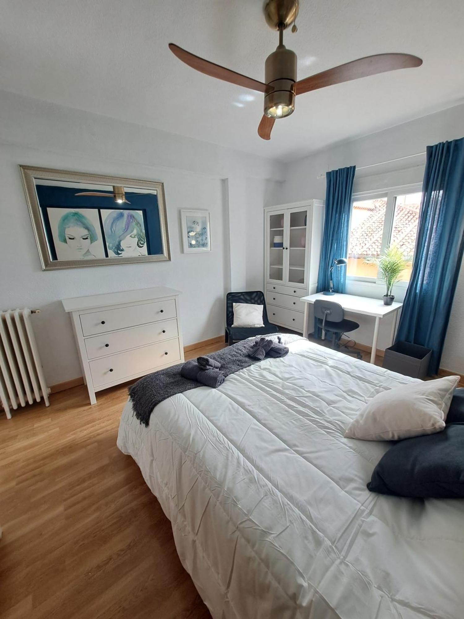 Room In Apartment - Private Room For Rent In Calle De San Bernabe - Madrid — Photos 1