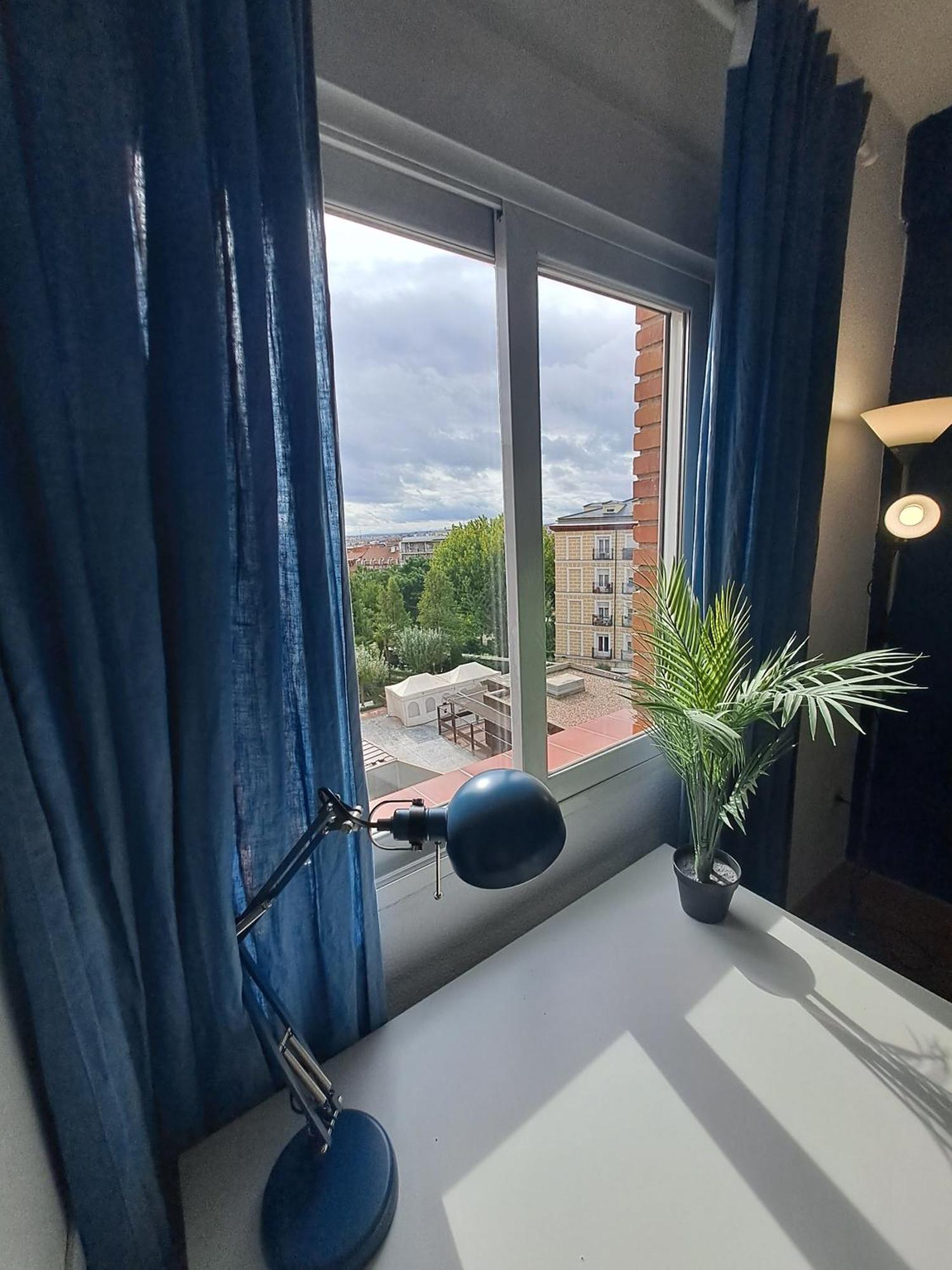 Room In Apartment - Private Room For Rent In Calle De San Bernabe - Madrid — Photos 2