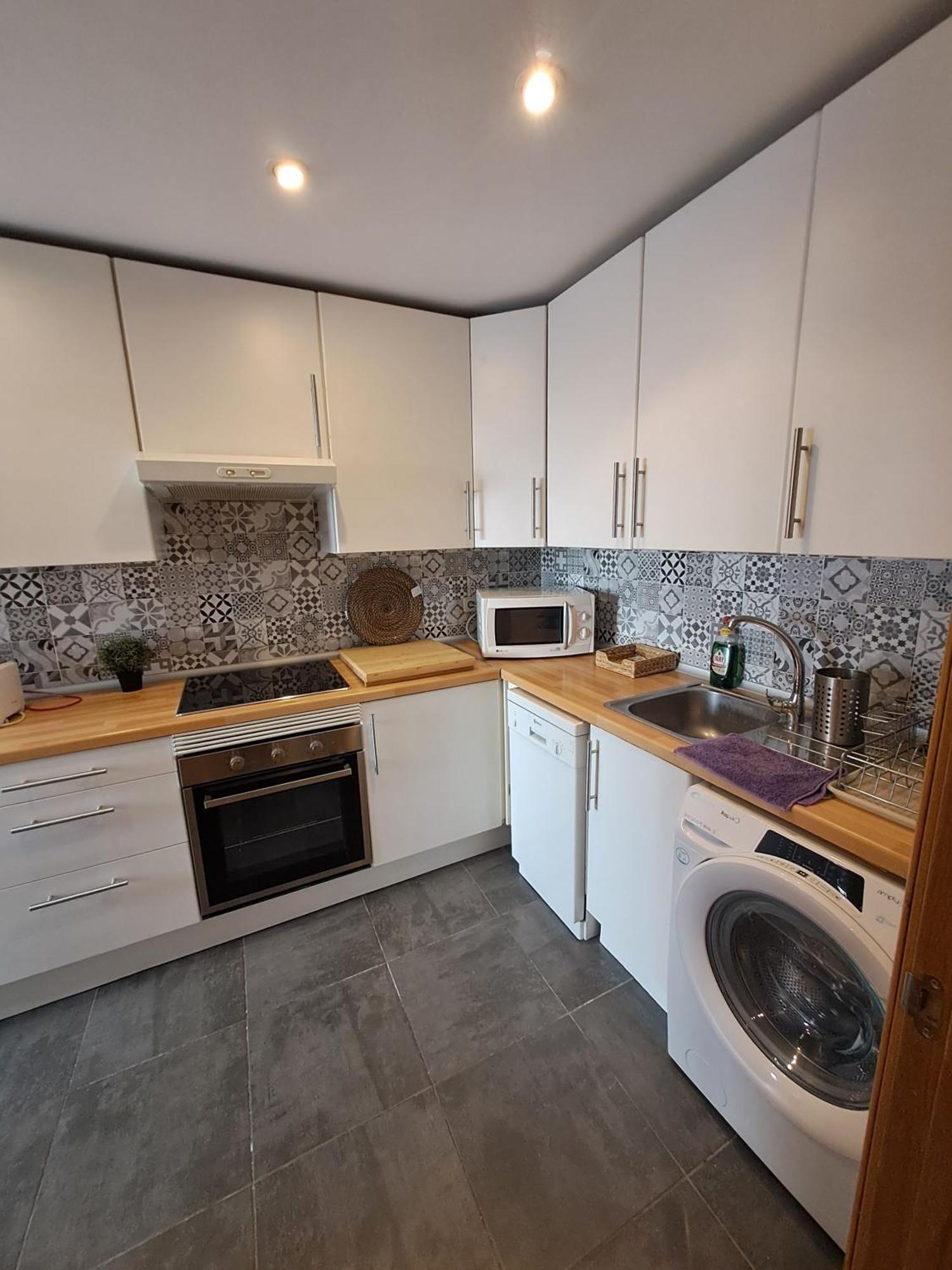 Room In Apartment - Private Room For Rent In Calle De San Bernabe - Madrid — Photos 3